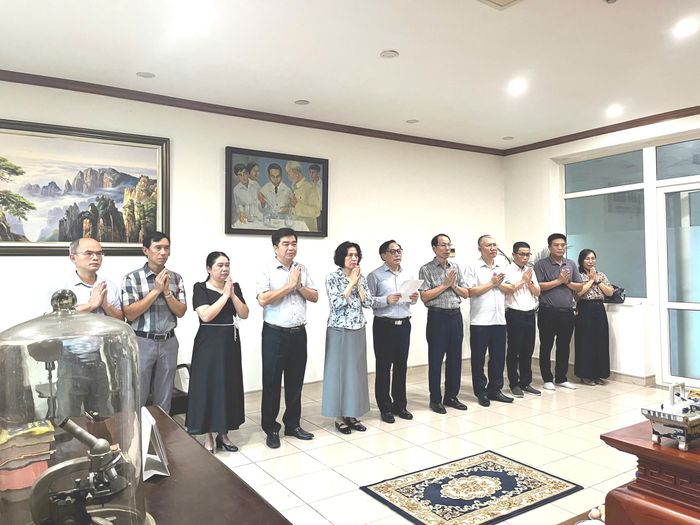 Thứ trưởng Nguyễn Thị Liên Hương và các cán bộ của viện Sốt rét - Ký sinh trùng - Côn trùng TW tri ân các anh hùng, liệt si (Ảnh: HĐC)