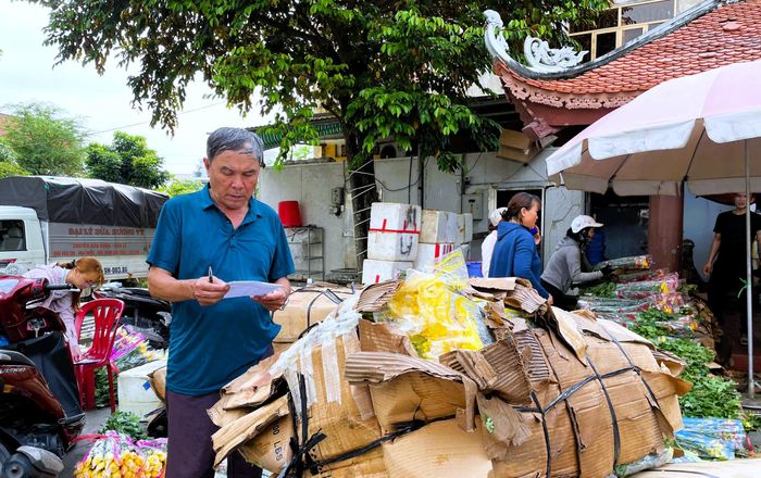 Ông Thành với công việc hàng ngày của mình tại làng hoa Đằng Hải, Hải An, Hải Phòng. Ảnh: TD