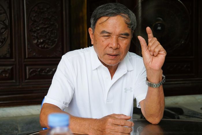 Ông Thành kể lại cơ duyên dẫn lối để đồng hành, giúp nhiều gia đình liệt sĩ hơn 10 năm qua. Ảnh: M.L