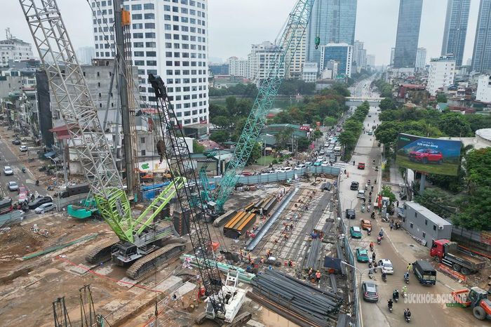 Thiết bị chuyên dụng tập kết tại công trường. Ảnh: T.Anh