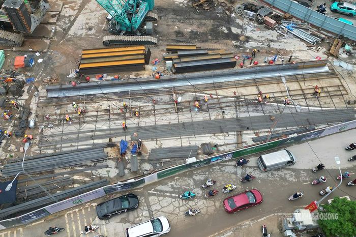 Lồng thép và cấu kiện được tập kết, gia công tại công trường. Ảnh: T.Anh