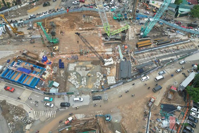 Máy móc, thiết bị cỡ lớn được được vận hành. Ảnh: T.Anh