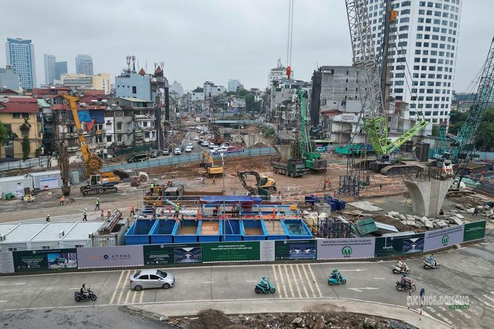 Rào chắn được lắp đặt quanh công trường nhằm bảo đảm an toàn cho người và phương tiện lưu thông. Ảnh: T.Anh