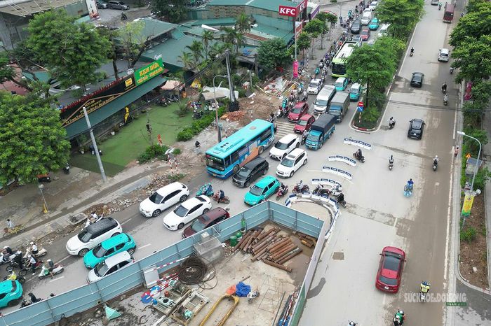 Công trường ga S3 nằm giữa khu vực đô thị đông đúc trên trục Vành đai 1.. Ảnh: T.Anh