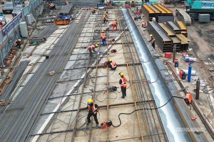 Công nhân gia công cốt thép và các cấu kiện phục vụ thi công nhà ga ngầm.. Ảnh: T.Anh