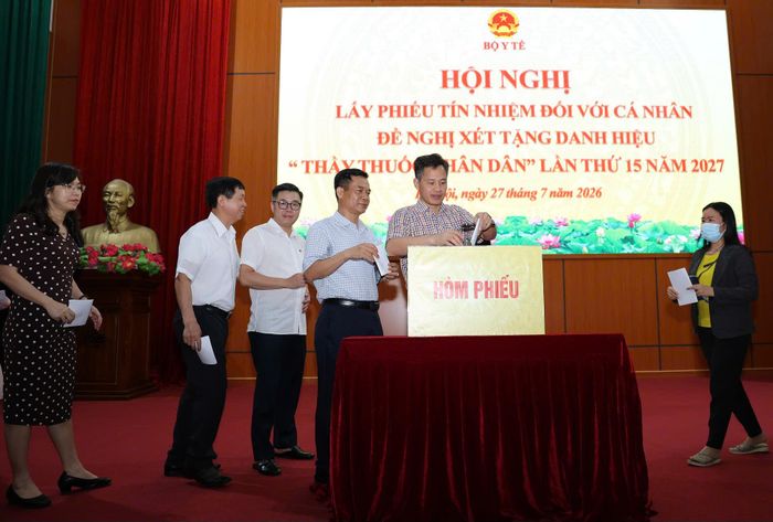 Các đại biểu tham dự hội nghị bỏ phiếu. Ảnh:Trần Minh