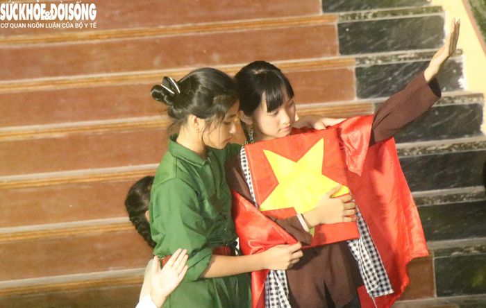 Hình ảnh xúc động tại chương trình thắp nên tri ân. Ảnh: ĐT