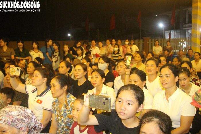 Thân nhân liệt sĩ và đông đảo nhân dân tham dự lễ thắp nến tri ân các anh hùng liệt sĩ. Ảnh: Đức Tùy