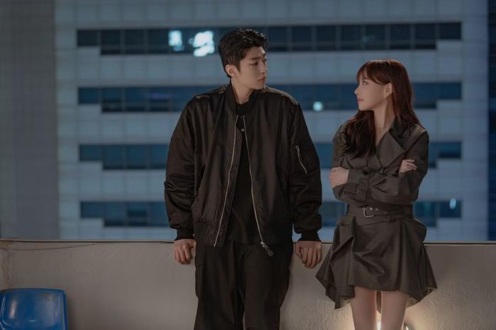 Lee Yul Eum từng vào vai nữ diễn viên - bạn gái cũ của Hwang In Yeop trong "Dear X". Ở "Dream To You", cô ghét anh và có tuyến tình cảm với Baek Sung Chul - "hồng hài nhi" chung công ty quản lý với In Yeop.