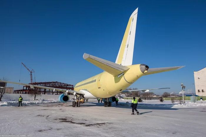 Việc máy bay Tu-214 có thể được sản xuất hàng loạt một cách "bền vững" trong những năm tới hay không phần lớn phụ thuộc vào hiệu quả quản lý, tổ chức sản xuất và sự tương tác với ngành công nghiệp phụ trợ.