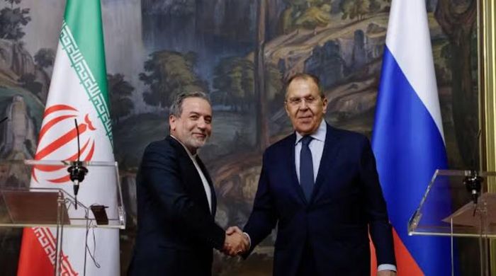 Về phía Nga, ông Sergey Lavrov cho rằng vụ tấn công đã vi phạm luật pháp quốc tế và đe dọa các tuyến thương mại giữa Nga với Iran.
