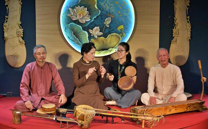 Khán giả trực tiếp trải nghiệm các nhạc cụ truyền thống để cảm nhận vẻ đẹp mộc mạc, sâu lắng và sức sống bền bỉ của nghệ thuật hát xẩm.