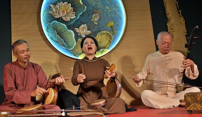 Thời gian gần đây, điểm hẹn văn hóa CADAO Collective bên Tây Hồ, trở thành không gian sáng tạo, nơi nghệ thuật hát xẩm được Câu lạc bộ Nghệ thuật hát Xẩm Hà Nội giới thiệu theo cách gần gũi, tạo sức hút với công chúng trẻ.