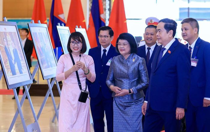 Chủ tịch Quốc hội Trần Thanh Mẫn và Chủ tịch Quốc hội Vương quốc Campuchia Samdech Khuon Sudary tham quan triển lãm ảnh về quan hệ hữu nghị Việt Nam - Campuchia. Ảnh: Viết Chung