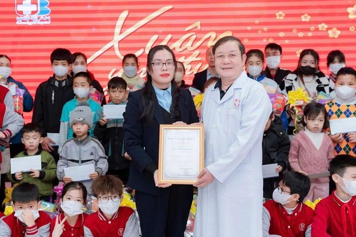 TTND.TS.BS. Phạm Vĩnh Hùng – Giám đốc Bệnh viện Ung bướu Nghệ An trao Giấy chứng nhận tấm lòng vàng cho các đơn vị, nhà hảo tâm đã phối hợp với Bệnh viện Ung bướu Nghệ An mang yêu thương sẻ chia đến người bệnh.
