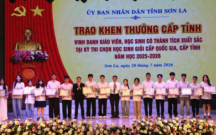 Nhiều cá nhân, tập thể, giáo viên, học sinh nhận trao khen thưởng và vinh danh với những thành tích xuất sắc. Ảnh: H.H