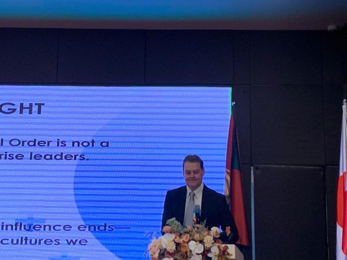 TS Bradley A. Corbett trình bày tham luận "Năng lực lãnh đạo trong kỷ nguyên chuyển đổi hệ thống: Tái định hình cục diện toàn cầu, cạnh tranh chiến lược và tương lai của doanh nghiệp phát triển bền vững".