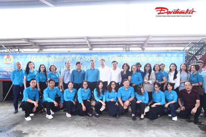 Hơn 40 cán bộ công đoàn tiêu biểu của phường Cửa Nam chụp ảnh lưu niệm trước khi khởi hành trên chuyến tàu đặc biệt kỷ niệm 97 năm Ngày thành lập Công đoàn Việt Nam.