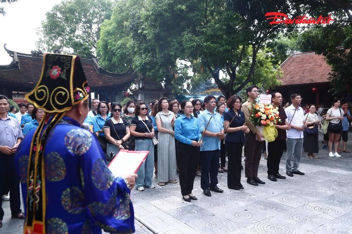 Đoàn cán bộ Công đoàn phường Cửa Nam thành kính dâng hương tại Đền Đô (Bắc Ninh), bày tỏ lòng biết ơn các bậc tiền nhân và giáo dục truyền thống "Uống nước nhớ nguồn".