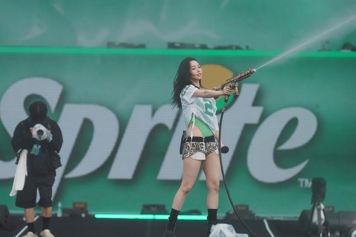  Xuất hiện tại Waterbomb, Karina diện bodysuit cắt xẻ màu xanh lá, phối với áo thể thao chất liệu lưới trễ vai. Thành viên aespa hoàn thiện bộ đồ vừa cá tính vừa gợi cảm với quần shorts da báo. Chiếc quần siêu ngắn để lộ cả túi bên trong trở thành điểm nhấn của toàn bộ outfit. Set trang phục sexy vừa đủ giúp Karina hoàn toàn ghi điểm. Cô thực hiện kiểu tóc ngắn, buông xõa tự nhiên, làm ướt mái tóc khi nước phun trên sân khấu trong một số khoảnh khắc. Ảnh: @katarinabluu. 