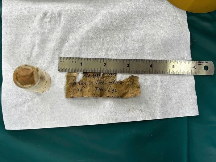  Lọ penicillin tại một phần mộ ở Nghĩa trang liệt sĩ Vĩnh Hưng - Tân Hưng (tỉnh Tây Ninh). Ảnh: UBND xã Vĩnh Hưng/Báo Tiền Phong. 