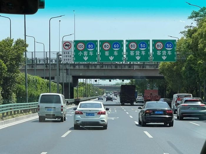  Trung Quốc áp dụng tốc độ tối thiểu cho từng làn xe. Ảnh: Bruce Philip. 