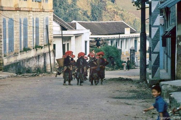  Tuy nhiên chỉ một năm sau, Sa Pa đã đổi thay nhanh chóng. Từ năm 1993, du khách có thể đến thị trấn mà không cần giấy phép riêng, những đoàn khách đầu tiên bắt đầu xuất hiện, kéo theo những chuyển biến rõ rệt của điểm đến vùng cao này. 