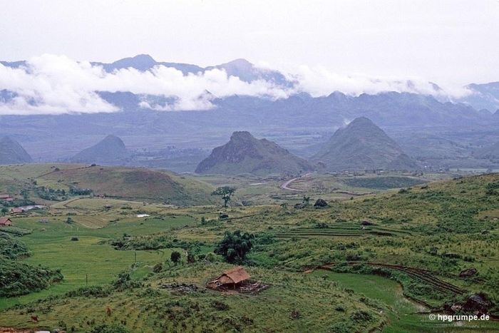  Năm 1992, Sa Pa gần như chưa được du khách quốc tế biết đến. Thị trấn vùng cao ở độ cao khoảng 1.600 m, dưới chân đỉnh Fansipan cao 3.144 m - ngọn núi cao nhất Việt Nam - vẫn giữ gần như nguyên vẹn vẻ hoang sơ, ít chịu tác động của du lịch. 