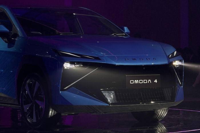  So với mẫu xe Omoda C5, thiết kế của Omoda 4 trẻ trung và nịnh mắt hơn. Đầu xe sở hữu nhiều đường cắt gọt, khu vực lưới tản nhiệt khép kín được trang trí bằng các mảng sáng tối đối lập, cặp đèn LED chiếu sáng chính kết hợp daylight đặt ẩn bên dưới. 
