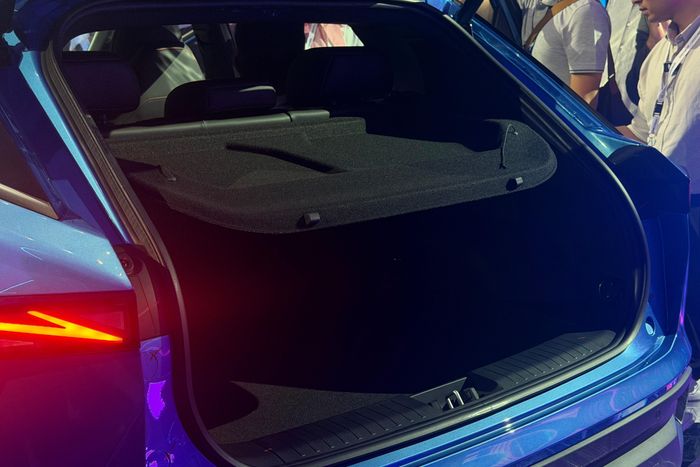  Là một mẫu SUV có kích thước tầm trung với trục cơ sở đến 2.700 mm, Omoda 4 sở hữu không gian cốp khá rộng rãi. Khi gập hàng ghế thứ 2, dung tích cốp tăng lên thành 1.126 lít. Phía trước ở khu vực capo có thêm một hộc giữ đồ nhỏ, hay còn gọi là "front trunk". 