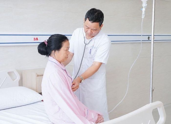  Bác sĩ chuyên khoa I Lê Đức Thông thăm khám cho người bệnh viêm gan B mạn tính. Ảnh: BVCC. 