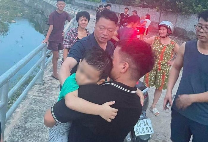  Ông Trần Quang Đáng cứu cháu bé. 