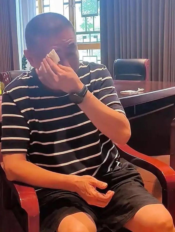  Mất đi đứa con duy nhất, cha Dang suy sụp vì đau lòng. Ảnh: Baidu. 