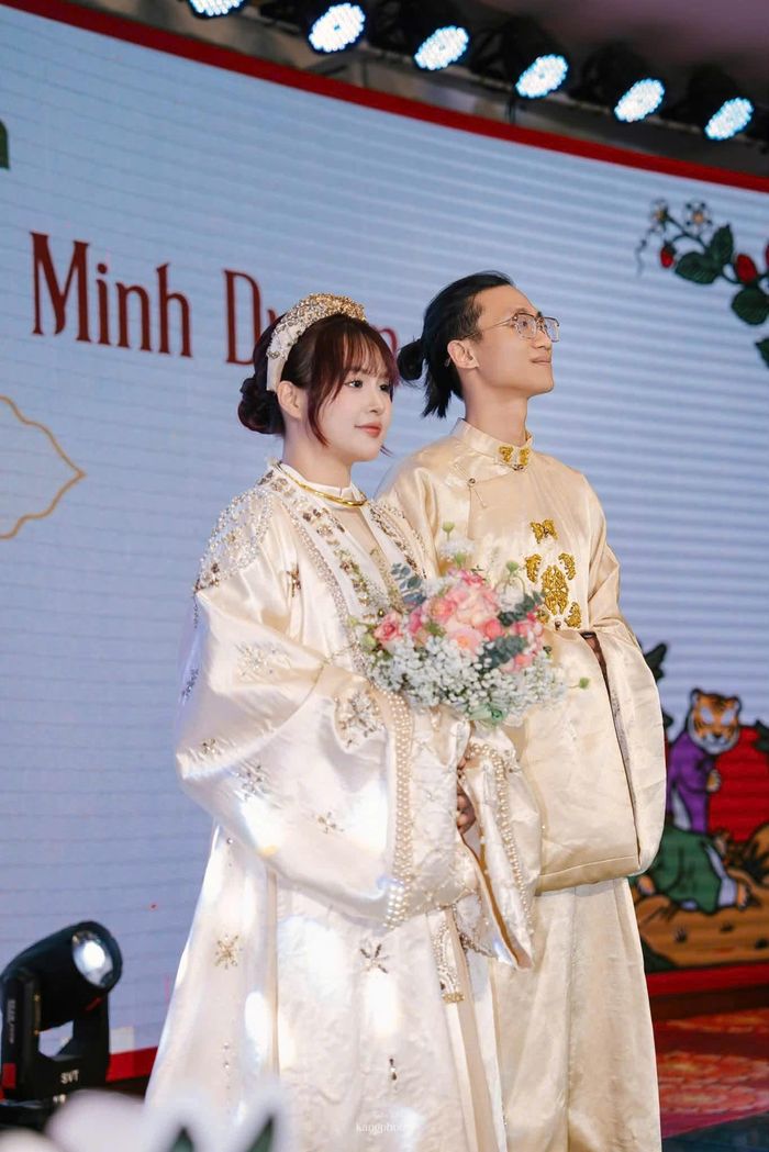 Hoàng về Việt Nam, cưới cô gái mình yêu và bắt đầu lại sự nghiệp.