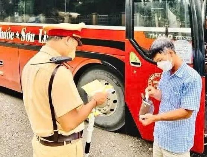  Tổ công tác kiểm tra giấy tờ tài xế ôtô khách. 