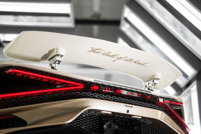  Tên gọi của mẫu hypercar "The last of its kind" được đặt tại mặt dưới của cánh gió, vốn giúp tăng lực ép khi vận hành ở tốc độ cao cũng như là một phanh gió tự động. 