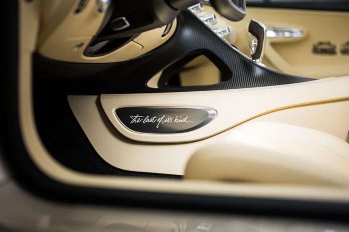  Nội thất của Bugatti W16 Mistral "The last of its kind" được bọc chất liệu da cao cấp Magnolia cùng ốp sợi carbon Grey Carbon Matt. Chữ ký của ông Ettore Bugatti được trang trí trên tựa đầu, ốp bậc cửa và ốp nắp động cơ. 