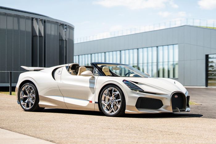  Được ủy quyền thông qua đại lý Bugatti Riyadh (Saudi Arabia), chiếc Bugatti W16 Mistral này sở hữu màu sơn trắng Pearl và trắng Sparkle, đi kèm bộ mâm mạ chrome sang trọng. 