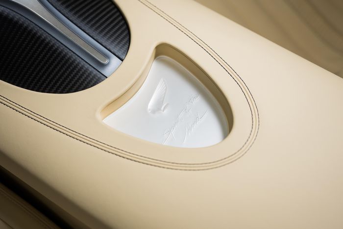  Tựa tay trung tâm là tác phẩm của thương hiệu cao cấp Lalique đến từ Pháp, với bề mặt đúc bằng pha lê đông lạnh cùng dòng chữ "Spirit of the Wind" (Tinh thần của Gió). 
