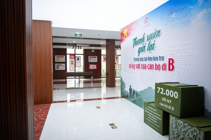  Đến nay, Trung tâm Lưu trữ quốc gia III đã trực tiếp trao trả kỷ vật gốc cho 65 trường hợp, đồng thời phối hợp trao trả vàng và kỷ vật cho 150 cán bộ đi B cùng thân nhân tại các Hội nghị tri ân người có công toàn quốc và các hoạt động tri ân nhân Ngày Thương binh - Liệt sĩ hàng năm. Cục Văn thư và Lưu trữ nhà nước sẽ tiếp tục đẩy mạnh tuyên truyền, lan tỏa thông tin về khối hồ sơ, kỷ vật của cán bộ đi B; giới thiệu các câu chuyện, tư liệu có giá trị lịch sử, nhân văn; đồng thời góp phần cung cấp, kết nối thông tin phục vụ công tác xác minh thân nhân liệt sĩ, người có công với cách mạng và Chiến dịch 500 ngày đêm.