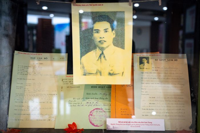  Hình ảnh hồ sơ và kỷ vật của nhà văn Bùi Sơn Tùng. Tại triển lãm "Thanh xuân gửi lại", Cục Văn thư và Lưu trữ nhà nước giới thiệu hồ sơ, kỷ vật của nhiều tên tuổi có đóng góp cho văn hóa, nghệ thuật như Nguyễn Khoa Điềm, Nguyễn Quang Sáng, Phan Huỳnh Điểu, Đặng Thùy Trâm, Dương Thị Xuân Quý...