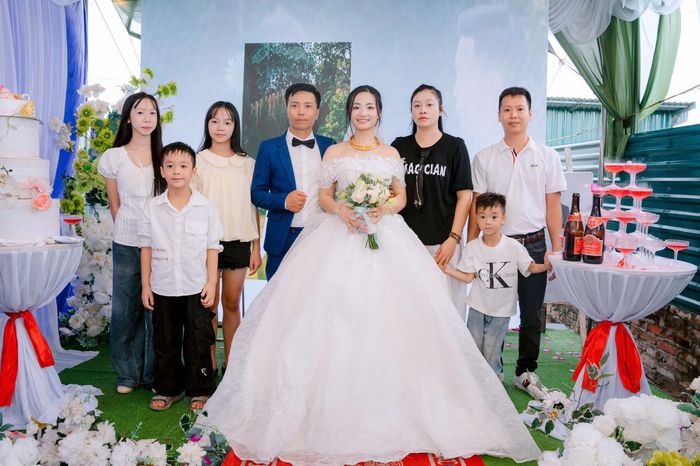  Vợ chồng Thắm (phải) trong ngày vui của Nam - Trang. 