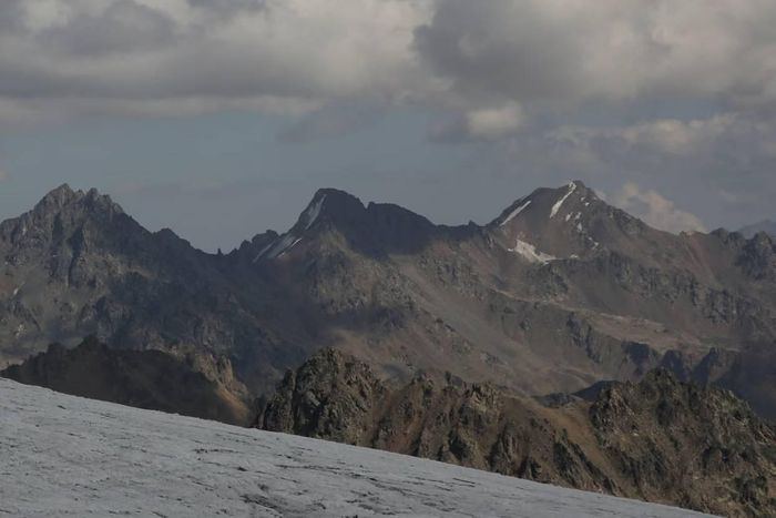  Đỉnh Elbrus (Nga), nơi lực lượng cứu hộ tìm thấy thi thể của 5 nhà leo núi nước ngoài được cho là mang quốc tịch Bosnia và Herzegovina. Ảnh: Reuters. 