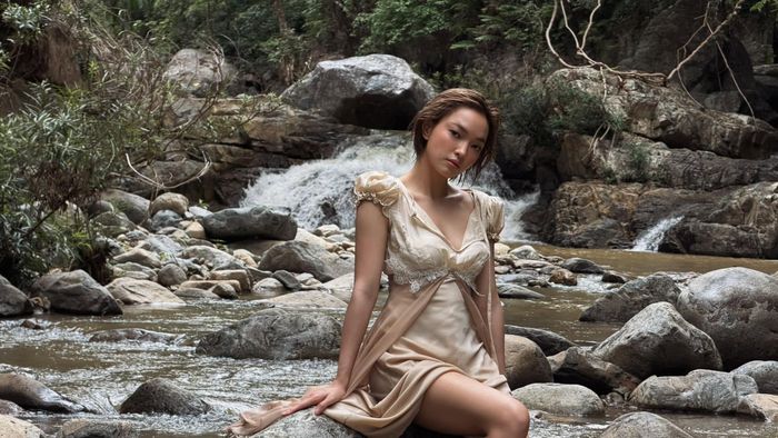  “Năm ngoái Châu xây lại, sửa phòng ngủ thành studio làm nhạc, ngoài phòng khách thì lắp gương siêu lớn để tập nhảy. Mình đã tính để nơi đây làm việc thôi, tối sẽ về chỗ khác ở. Nhưng rồi kết quả là mình ăn ngủ tại studio luôn. Giờ mình cảm thấy đã đến lúc cần chỗ làm, chỗ ở tách rời để không bị cuốn theo công việc. Sẽ cố gắng hạn chế ngủ lại tại studio mà về nhà”, Châu Bùi chia sẻ. 