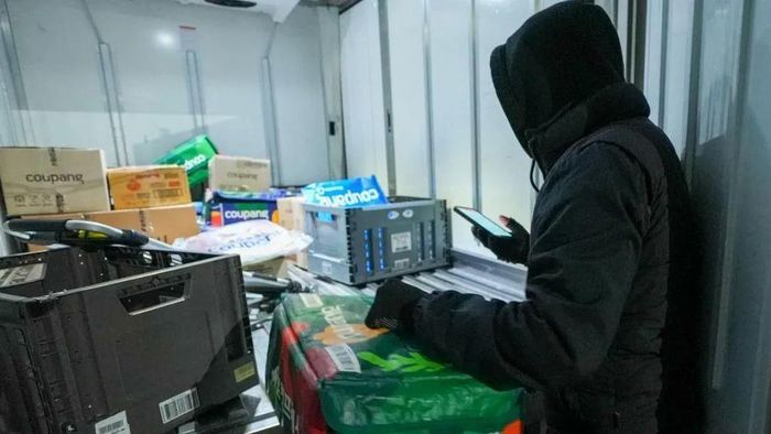  Kim cho biết anh kiếm được khá nhiều tiền với nghề lái xe giao hàng ban đêm, nhưng vợ anh lo lắng anh sẽ ngủ gật khi lái xe. Ảnh: BBC. 