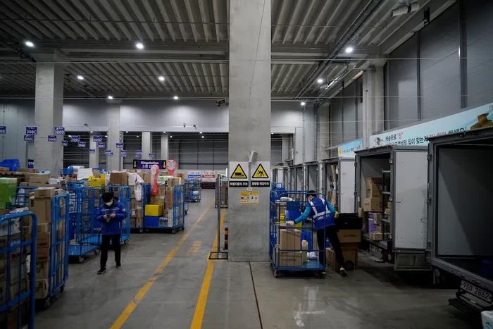  Nhân viên giao hàng của Coupang chất hàng lên xe tại Incheon, Hàn Quốc vào năm 2020. Ảnh: Reuters. 