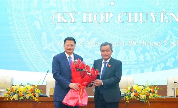 Ủy viên Trung ương Đảng, Bí thư Tỉnh ủy Hồ Văn Niên tặng hoa chúc mừng tân Chủ tịch UBND tỉnh Quảng Ngãi Nguyễn Đức Tâm