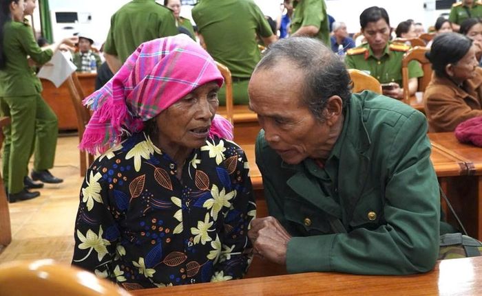 Mỗi người mang theo một câu chuyện riêng, một nỗi đau riêng, nhưng đều chung một niềm hy vọng