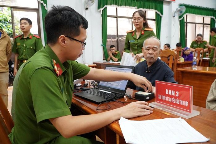 Cán bộ Công an tỉnh Quảng Ngãi hỗ trợ thân nhân liệt sĩ thực hiện thủ tục thu nhận mẫu sinh phẩm ADN tại phường Kon Tum