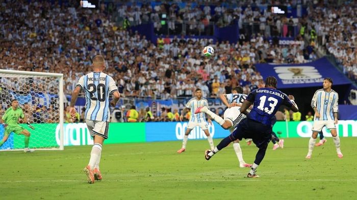 Khoảnh khắc Lopes Cabral ghi siêu phẩm vào lưới Argentina tại World Cup 2026